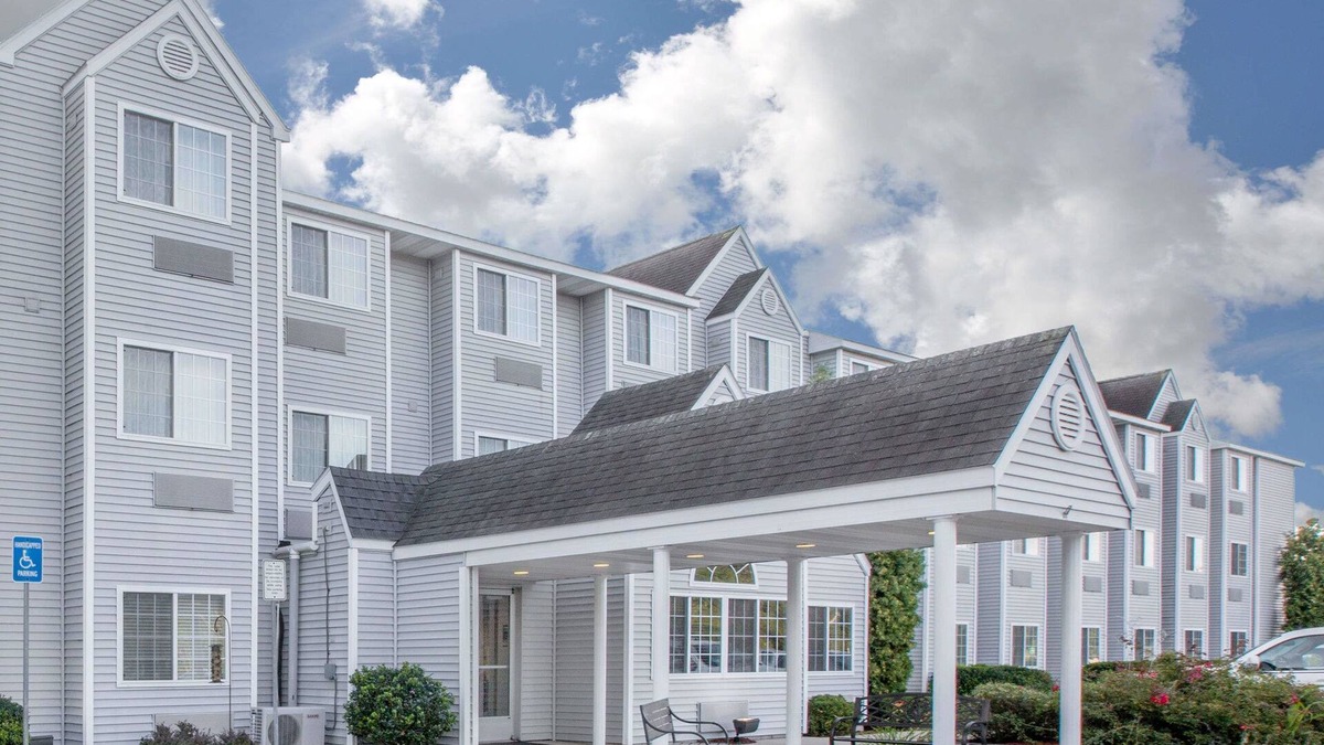 Manistee Hotel | Microtel Inn & Suites by Wyndham Manistee