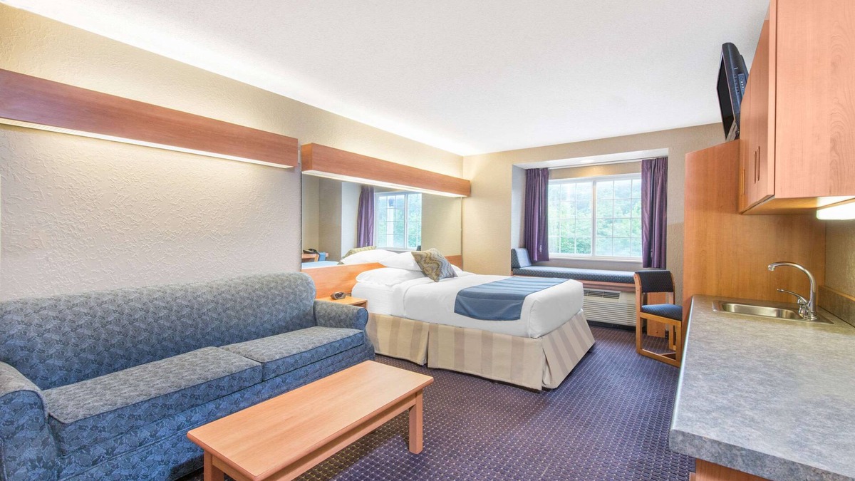 Hazelton Hotel | Microtel Inn & Suites by Wyndham Hazelton/Bruceton Mills