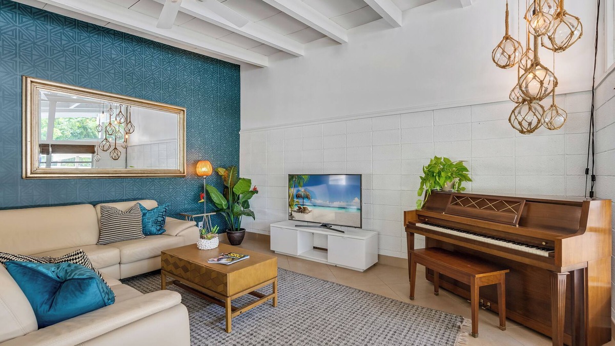 Southgate House | Mid-Century Bungalow By Arlington Park in South Gate, Central to Siesta and Lido