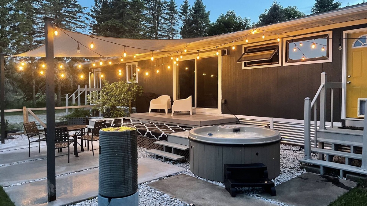 Mayfield House | Mid Century Bungalow with a hot tub -15 miles to the heart of Traverse City