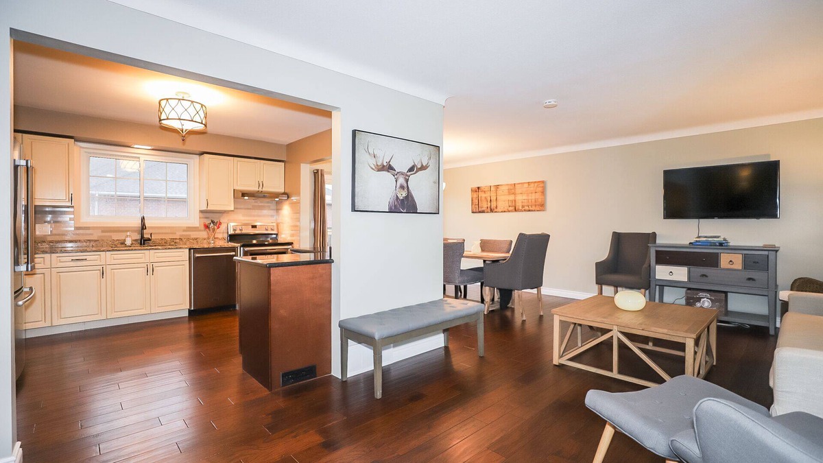 Historic Old Town House | Mid-Century Cottage in Historic Old Town Niagara on the Lake, walk to amenities.