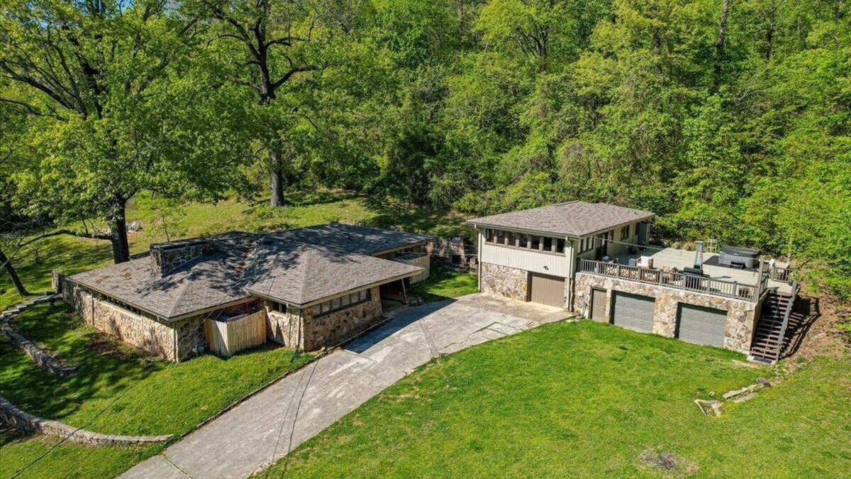 South Pittsburg House | Mid-Century Estate - Home/Loft - Hot Tub/Game Room