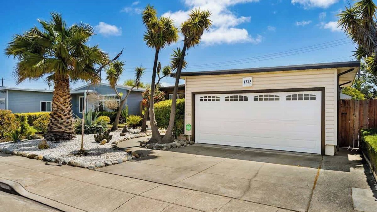 East San Mateo House | Mid Century Garden View Home Parking