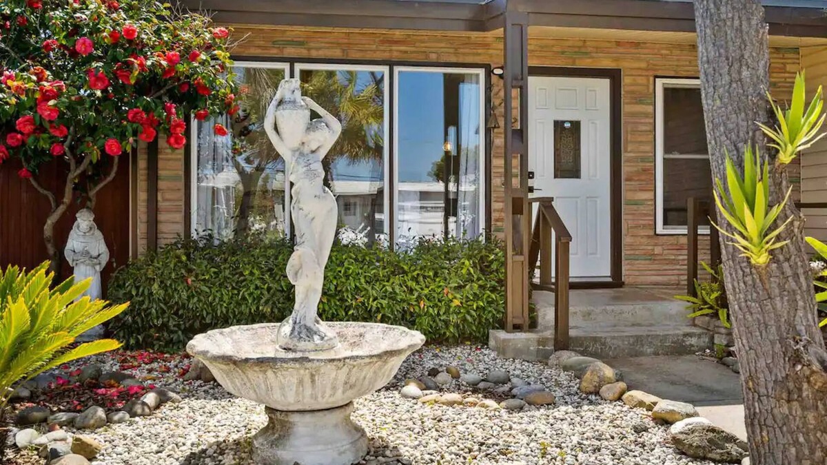 East San Mateo House | Mid Century Garden View Home Parking