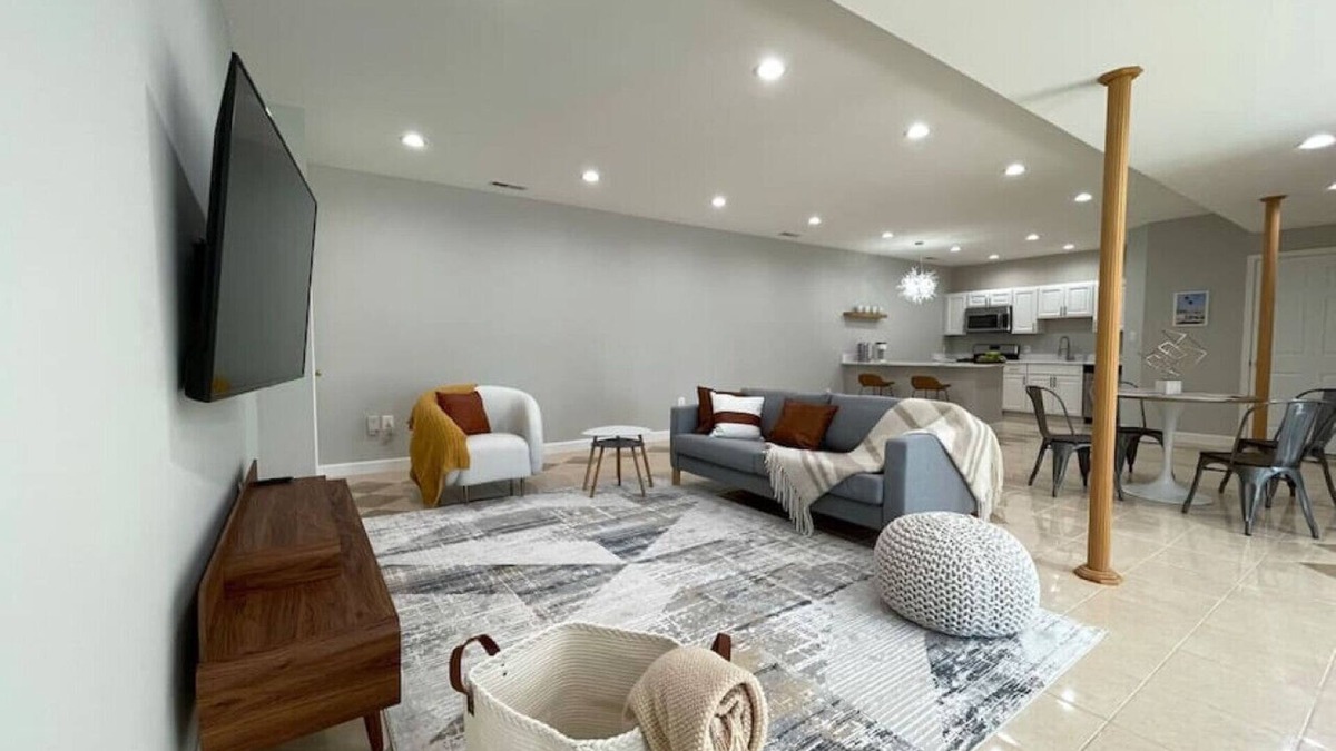 Chantilly House | Mid-Century Luxury Retreat, 2 BEDR, Kitchen, Sauna, Walk to Shops + Restaurants