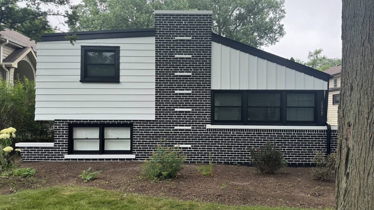 Highland Park House | Mid-century modern turned MODERN. Close to all the attractions that Chicago has.