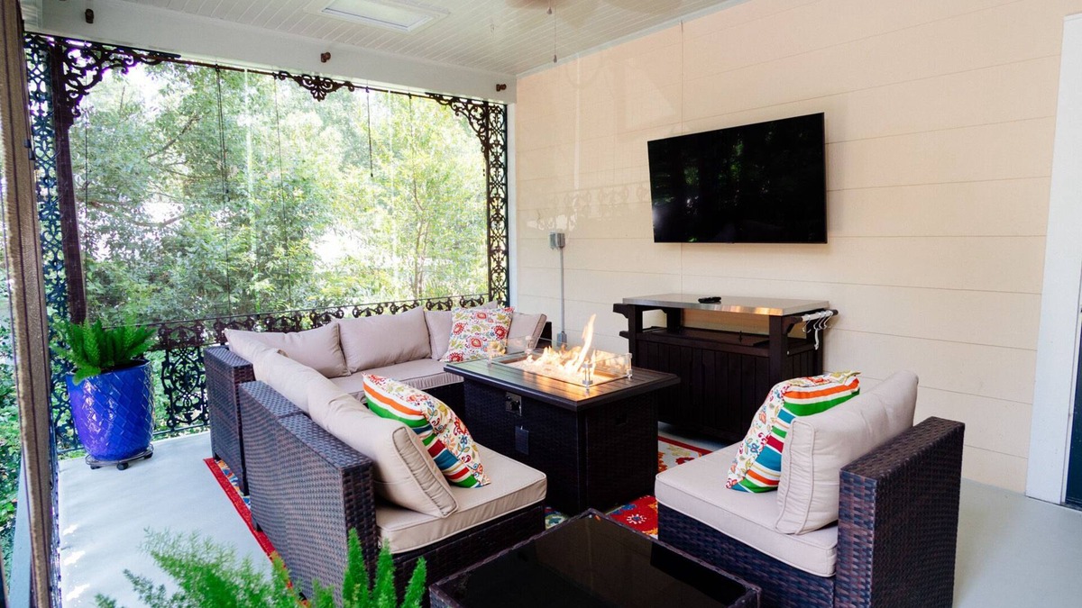 Hannon Park Apartment | Mid-Century Modern - 3600sqft - 1 Mile to CBDnHistoric Surroundings, Walk to CBD
