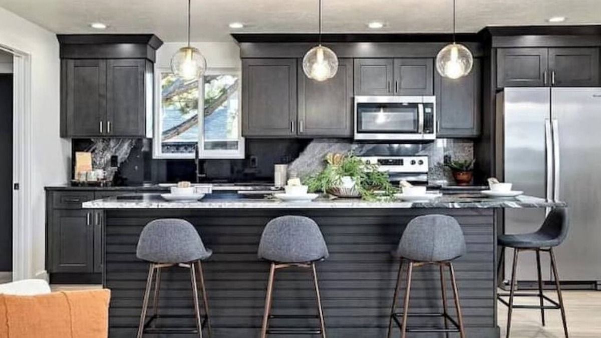 Veterans Park House | Mid Century Modern + 5min to Downtown + Walk to River + Hot Tub + Dog Friendly