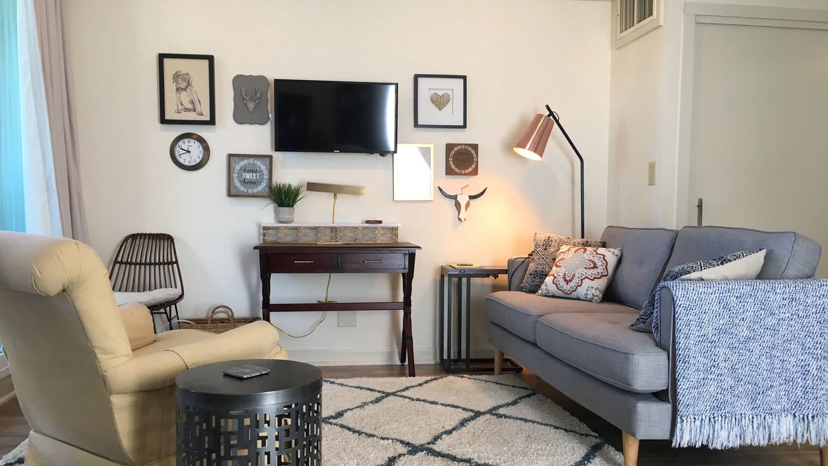 Daphne Condo | Mid-Century Modern Beauty With Bay View