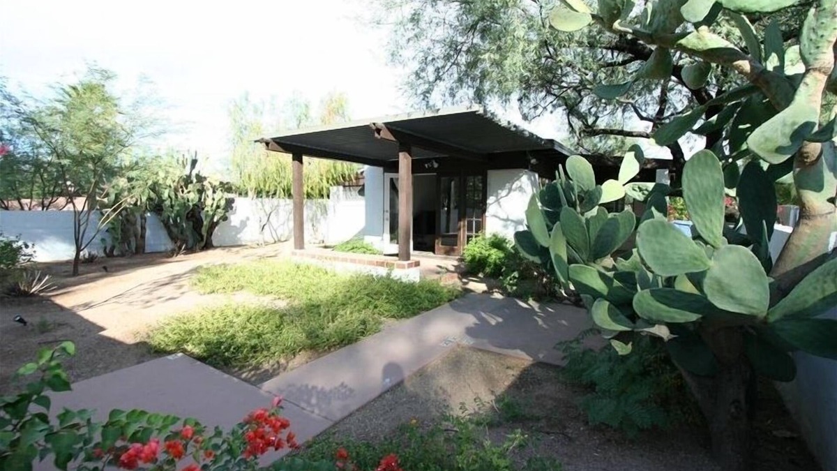 Sam Hughes House | Mid-Century Modern home in the heart of Sam Hughes Neighbourhood