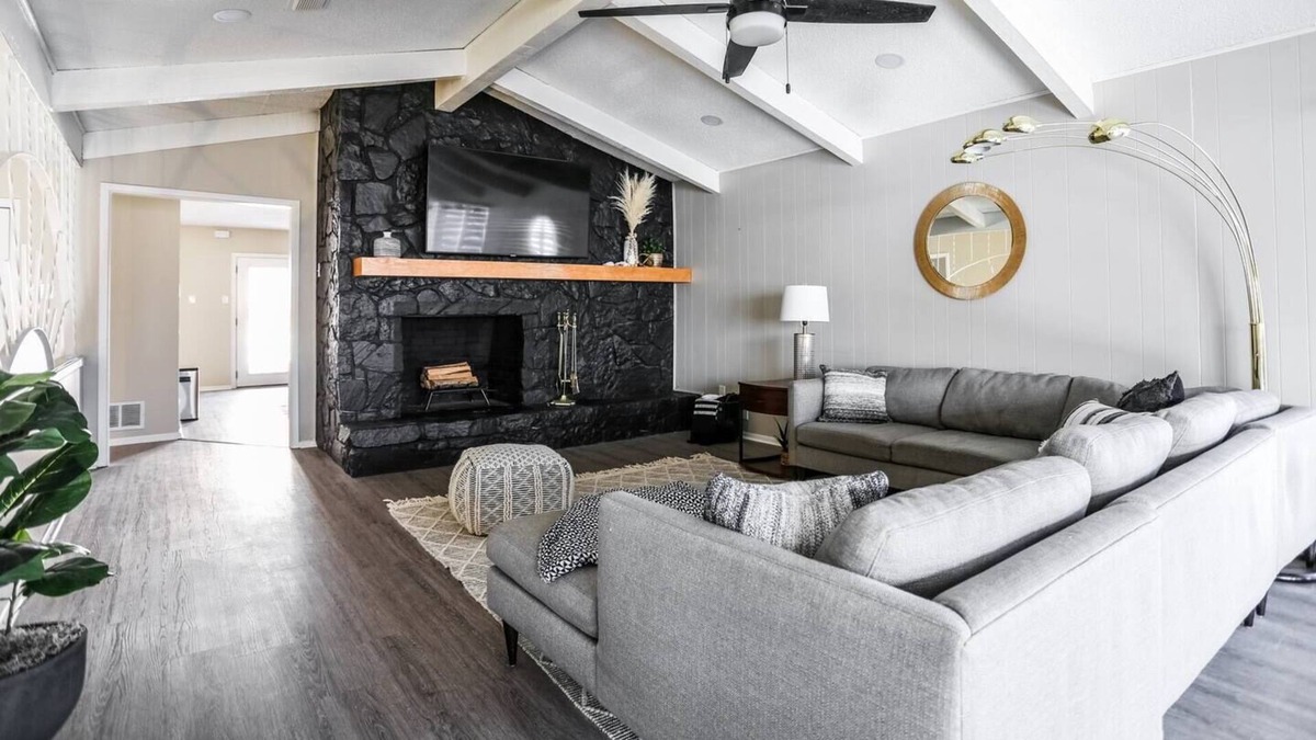 Ransom Canyon House | Mid-Century Modern Lakeview Retreat Remodeled