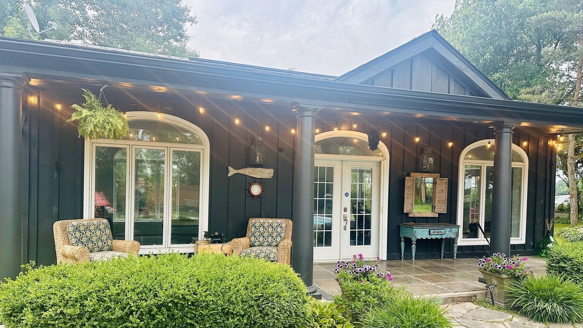 West Lincoln Apartment | Mid-century modern pool house