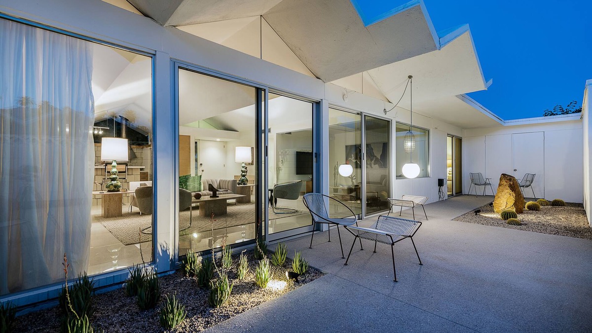 Araby Commons Condo | Mid-Century Modern Gem in Iconic Barry Berkus Community – Park Imperial South