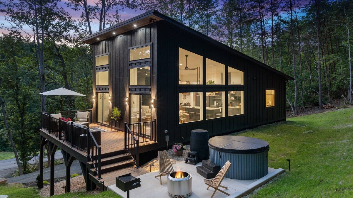 Oakpark House | Mid-Century Modern Woodland Retreat with Hot Tub, Cold Water Plunge, & Fire Pit!