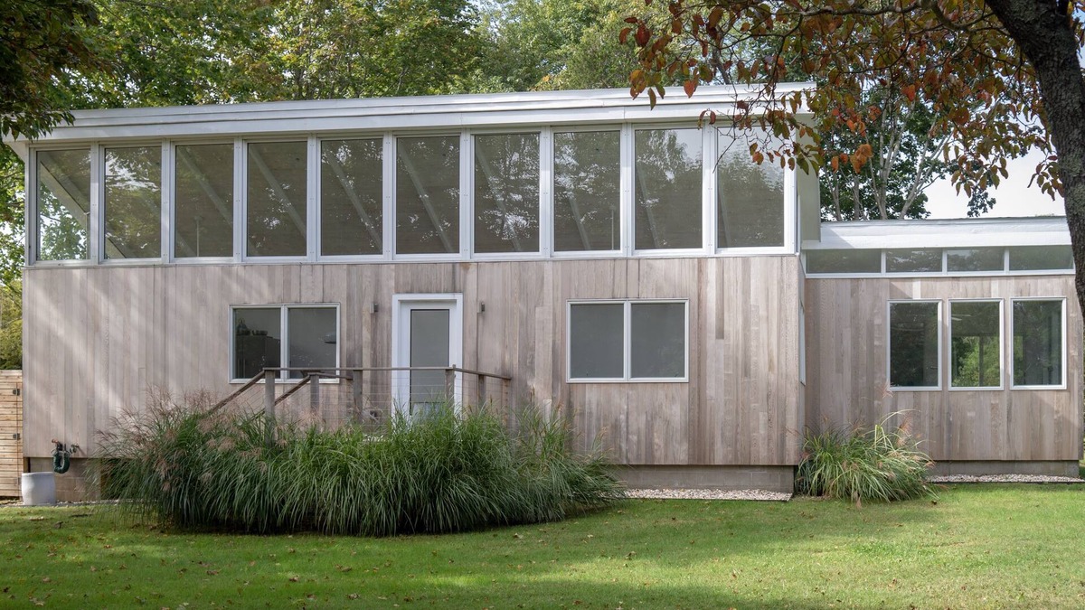 Shorewood House | Mid-century on idyllic pasture like setting with pond