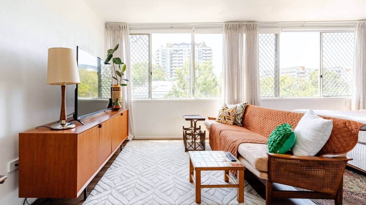 Kangaroo Point Apartment | Mid-Century Pad - 1 bed/1 bath/1 car 10 min CBD
