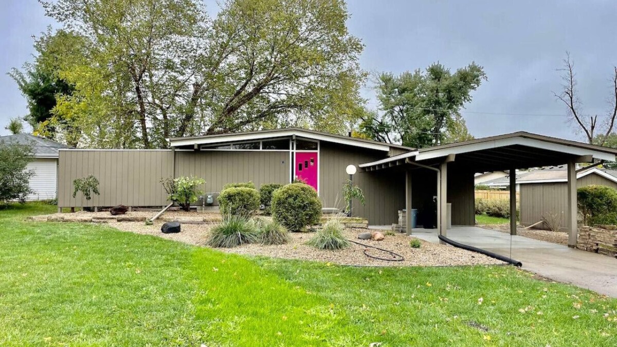 Cedar Rapids - Iowa City House | Mid-Century Style & Class In Quiet NE Location