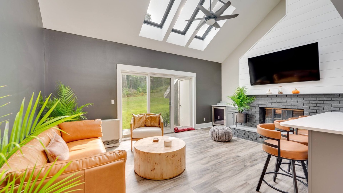 Plymouth Condo | Mid-Century Tenney Mountain Condo Near Hiking