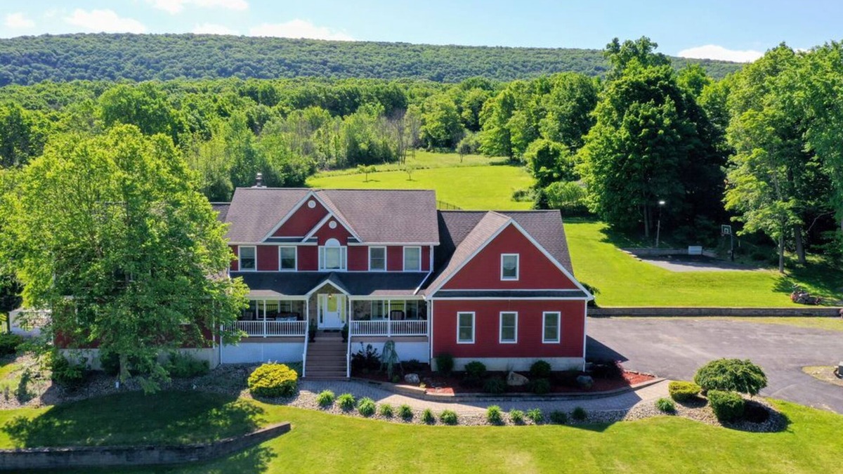 Newburgh House | Mid-Hudson Estate on 11 acres with pool