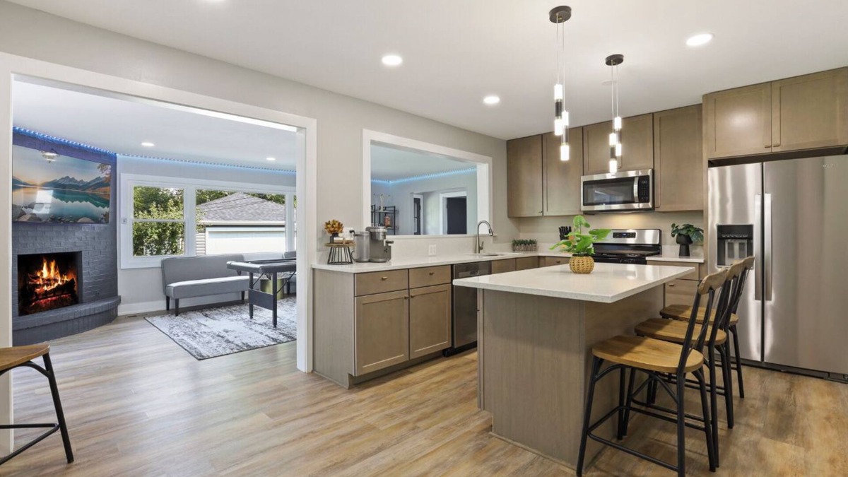 Flossmoor House | Mid-Term 4-bedroom house in fabulous Flossmoor with a Pool Table