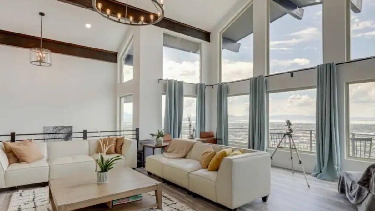 Provo House | Mid Term Rental with the Finest Provo View, Indoor Basketball Court & Dry Saunan