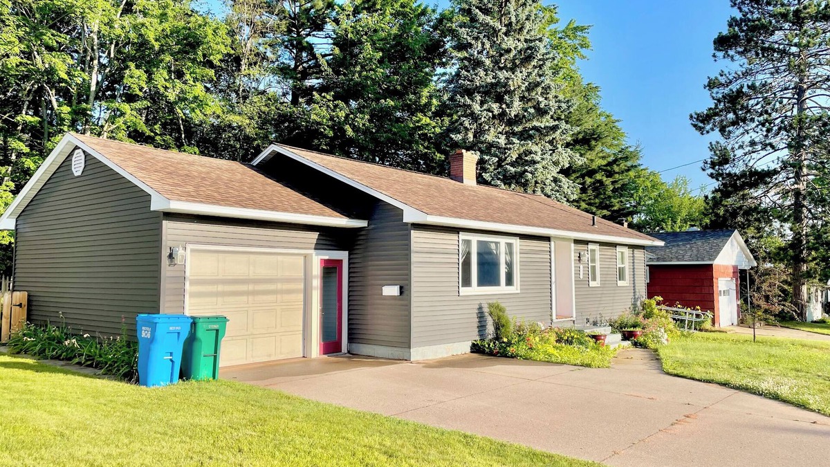 Marquette House | Mid to Long Term Charming 2-bedroom house in enchanting Marquette with WiFi