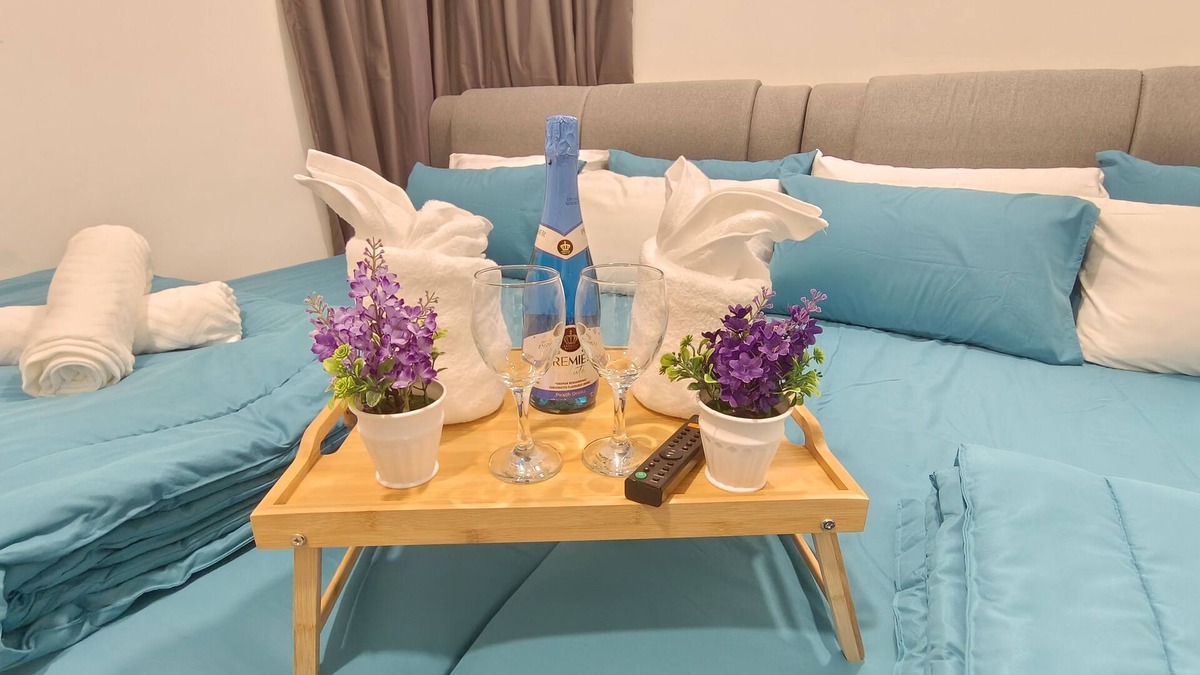 Central District Apartment | Mid Valley Southkey Spacious Family-sized Condo with Bathtub & Straits View