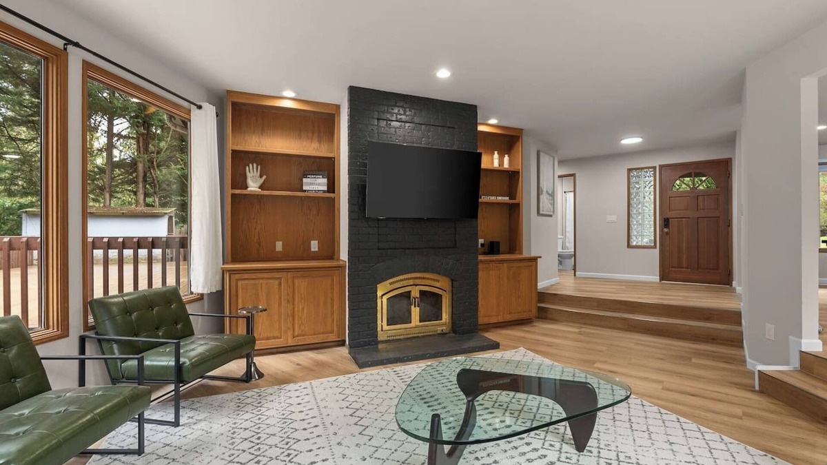 Issaquah House | MidCentury Luxury Issaquah Home, 6 Beds, Sleeps 10