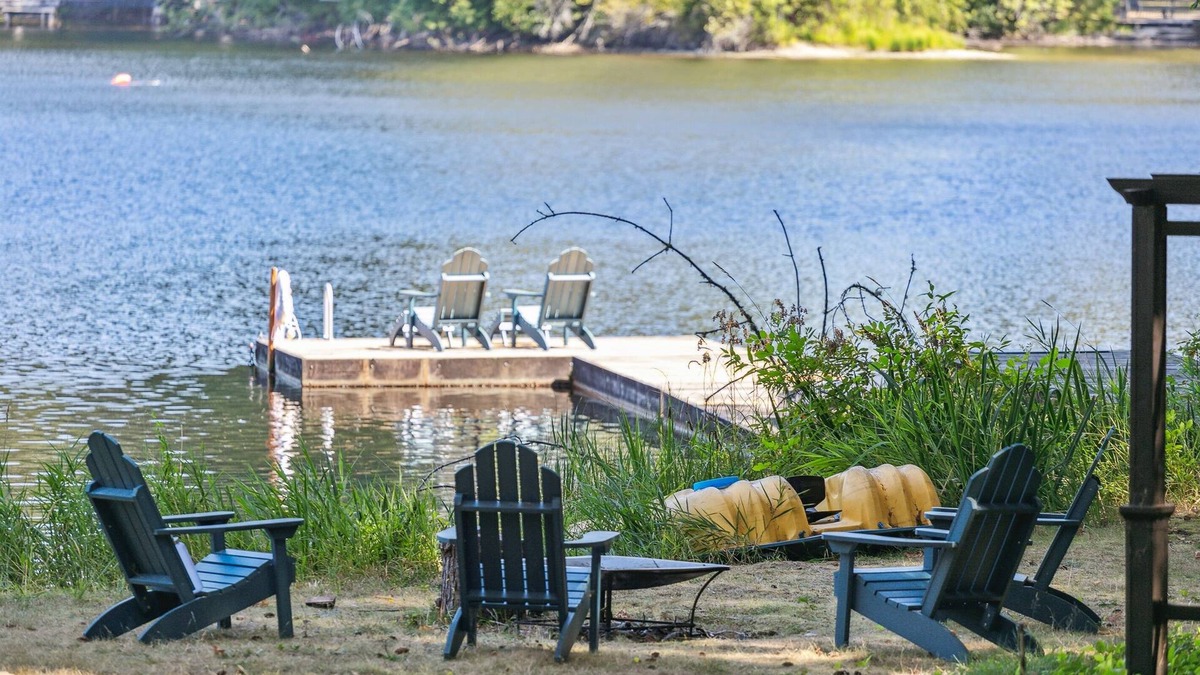 Sammamish Cabin | Midcentury Waterfront Retreat w/hottub dock beach