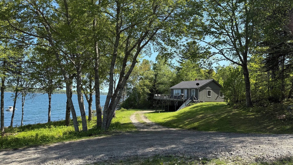 Round Pond Cottage | Midcoast Maine beauty, enjoy waterfront 2-bedroom cottage on Muscongus bay.