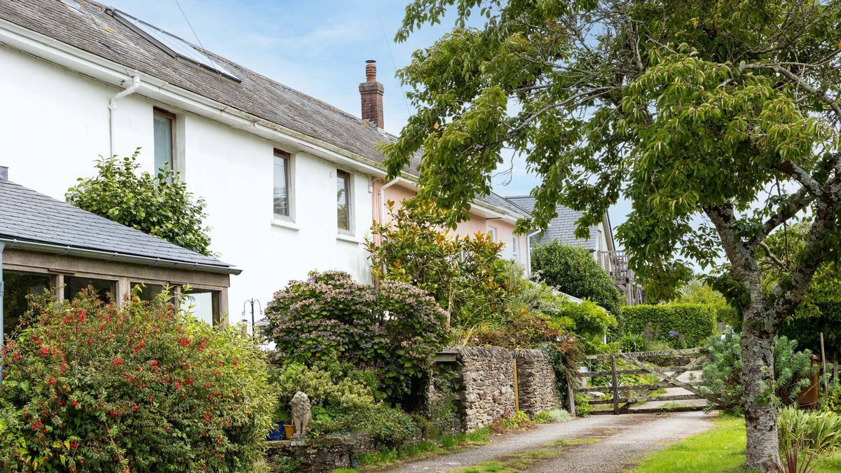 Tuckenhay Cottage | Middle Cottage - sleeps 4 guests in 2 bedrooms