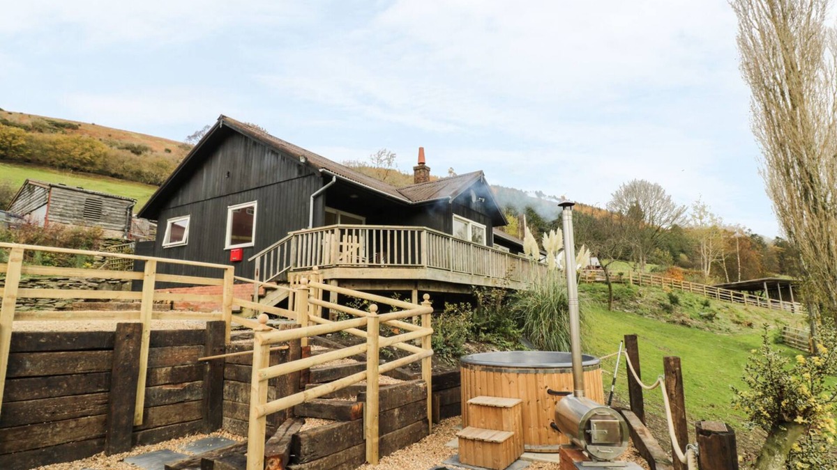 Tirabad Cottage | MIDDLE HIVRON, pet friendly, with hot tub in Bleddfa