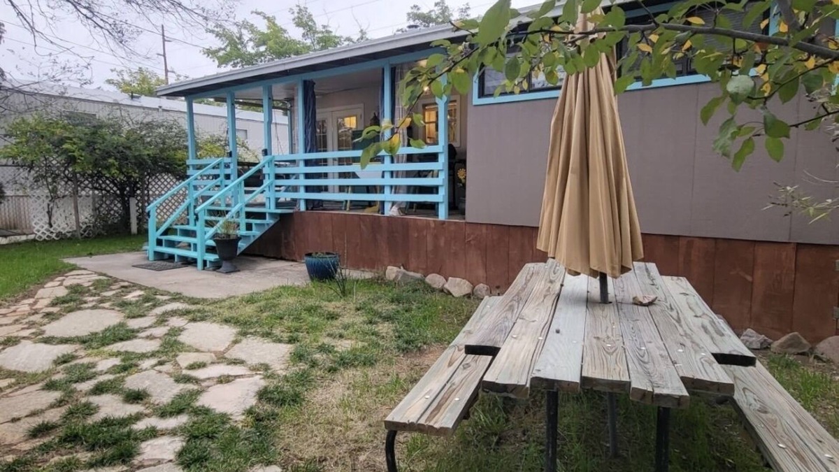 Tyrone House | Middle of town lodge style cottage