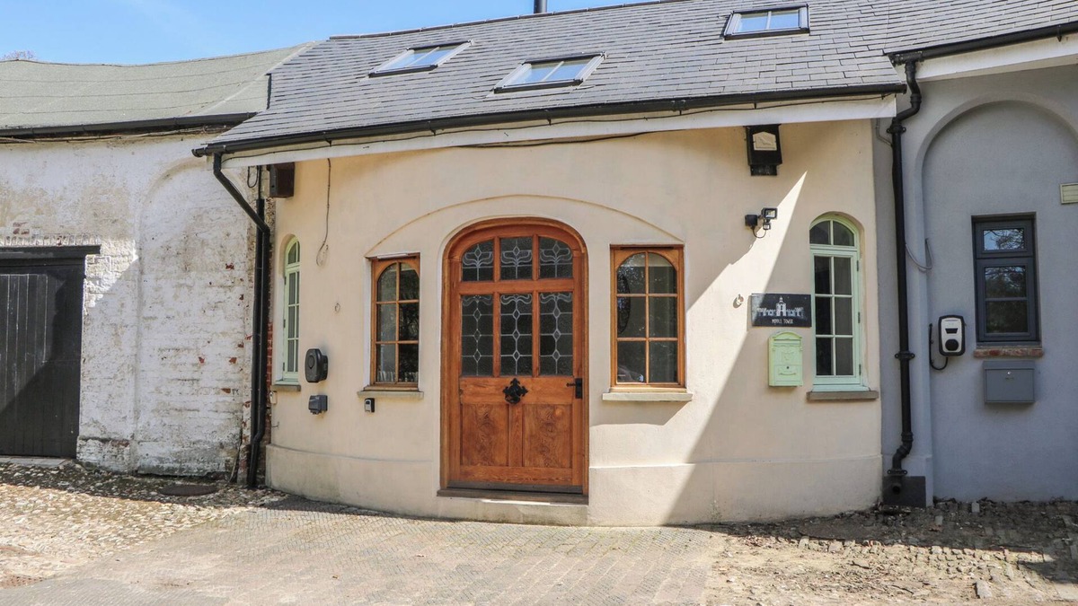 Betchworth House | MIDDLE TOWER, character holiday cottage in Reigate