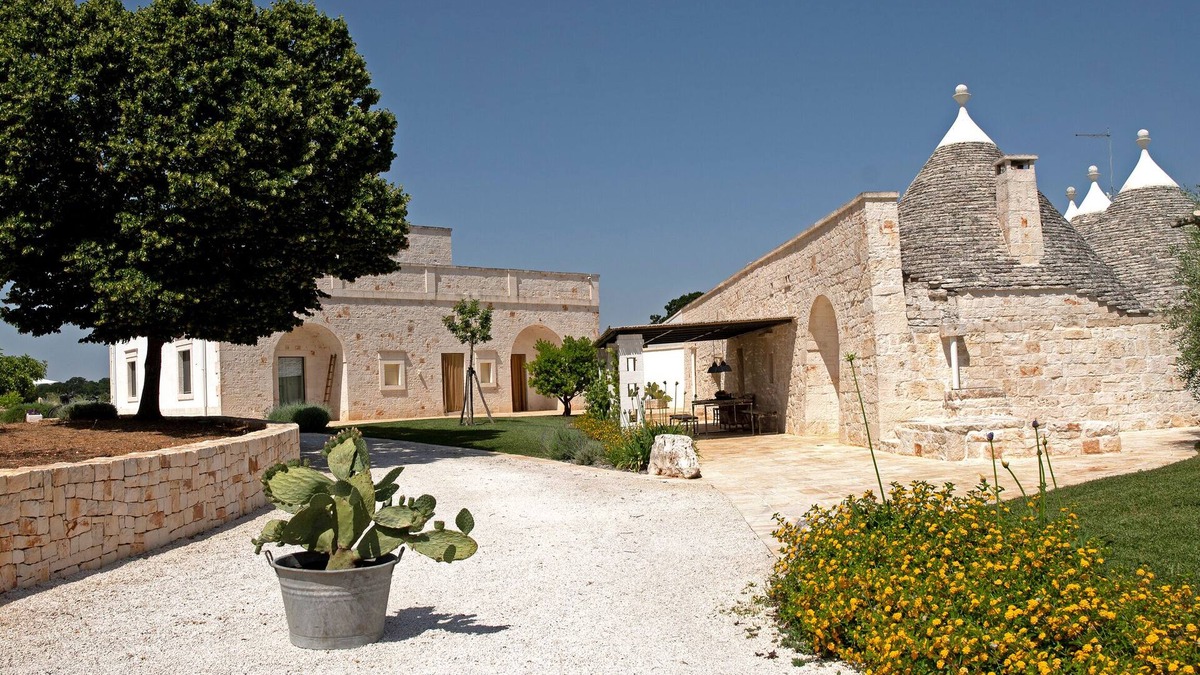 Cisternino House | Middle trulli, ancient stone house