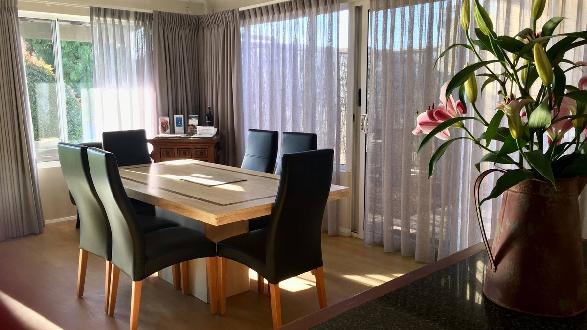Collingwood Park Villa | Middleton Bay Retreat - beach villa near golf club, Foxtel, Wifi, Ducted Heating