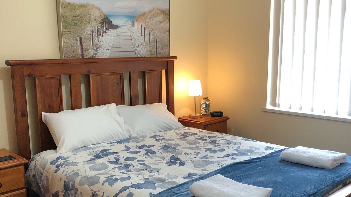 Mira Mar Apartment | Middleton Mews Unit 5 .....Affordable Quiet Central Location to CBD