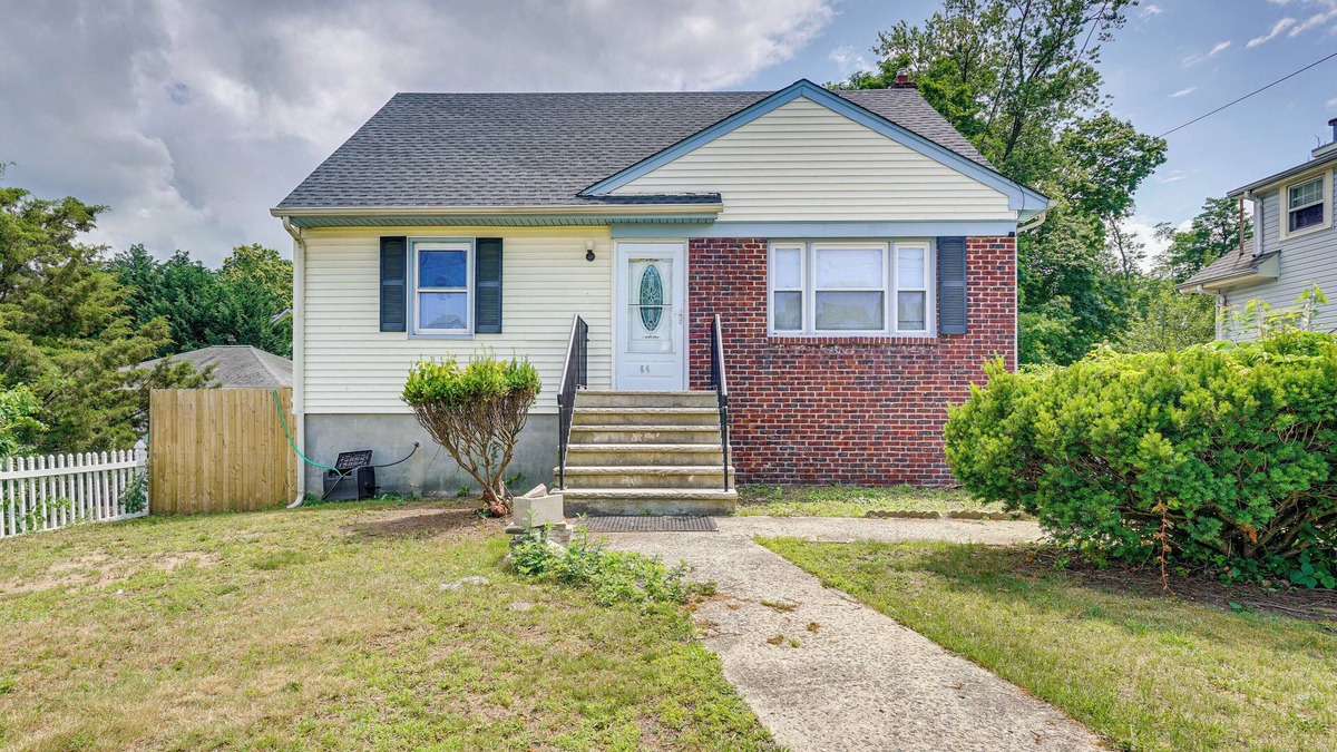 Leonardo House | Middletown Township Home, Close to Beaches!