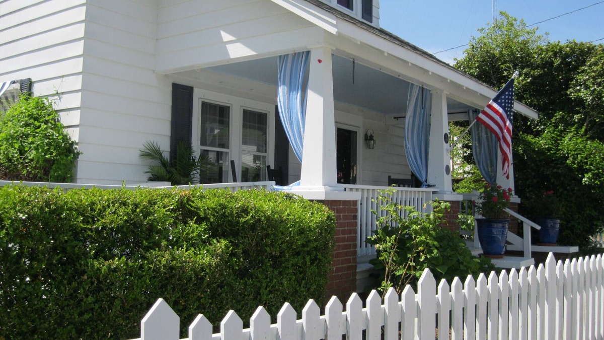 Historic Downtown Manteo House | Midgett House in old town Manteo, OBX