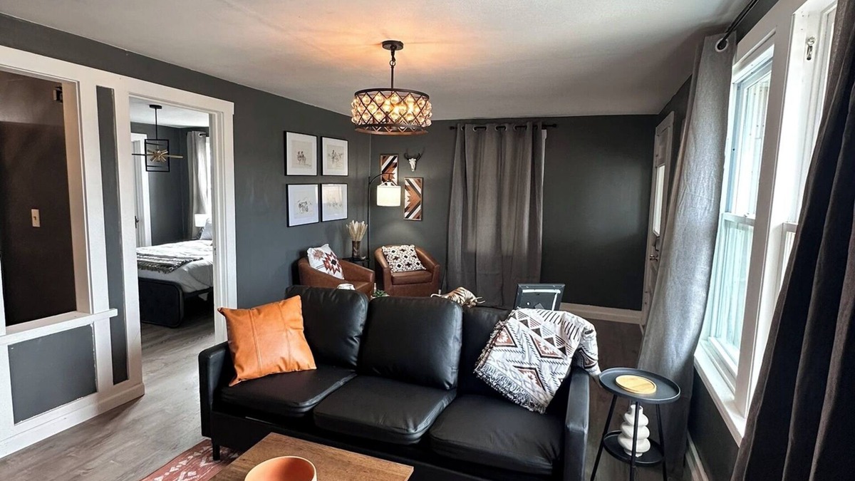 Russell Condo | Midnight Cowboy-1 Bed/1 Bath Condo-Kitchen/Living Room/Fireplace/Walkin Shower-Sleeps Up to 4PP