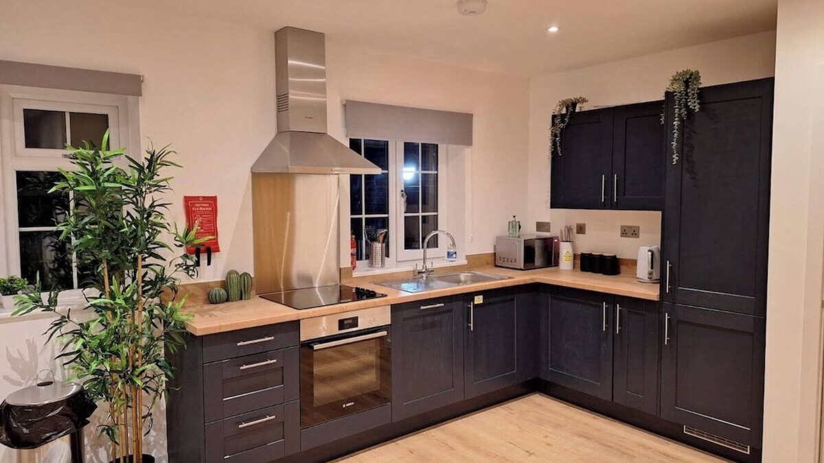 Wisbech Apartment | Midnight Garden fully furnished apt with parking.