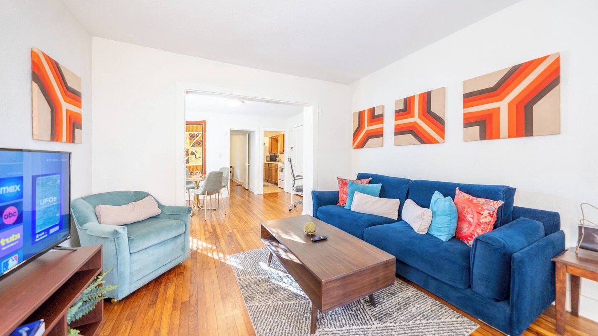 Southmoreland Apartment | Midtown Funk! Private Entry - Central KC!