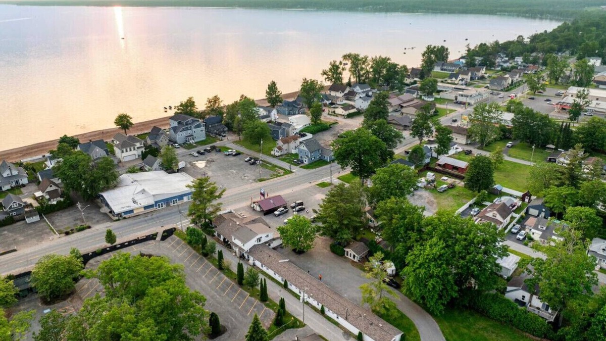 Sylvan Beach Apartment | `Midway Retreat`-2 Full Beds in Sylvan Beach NEW