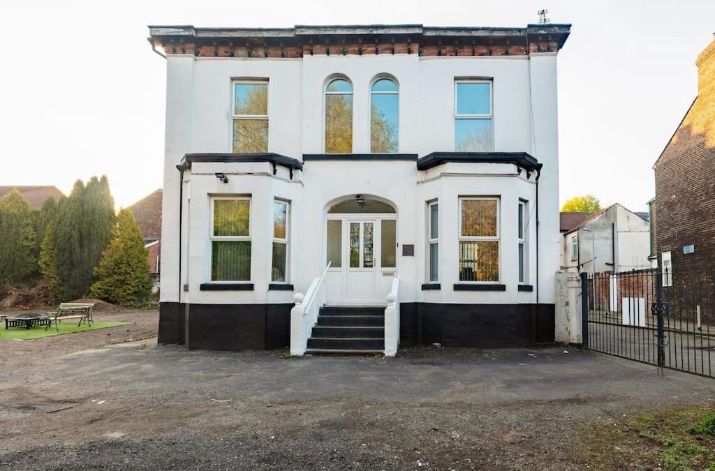 Salford Villa | Midwood Lodge