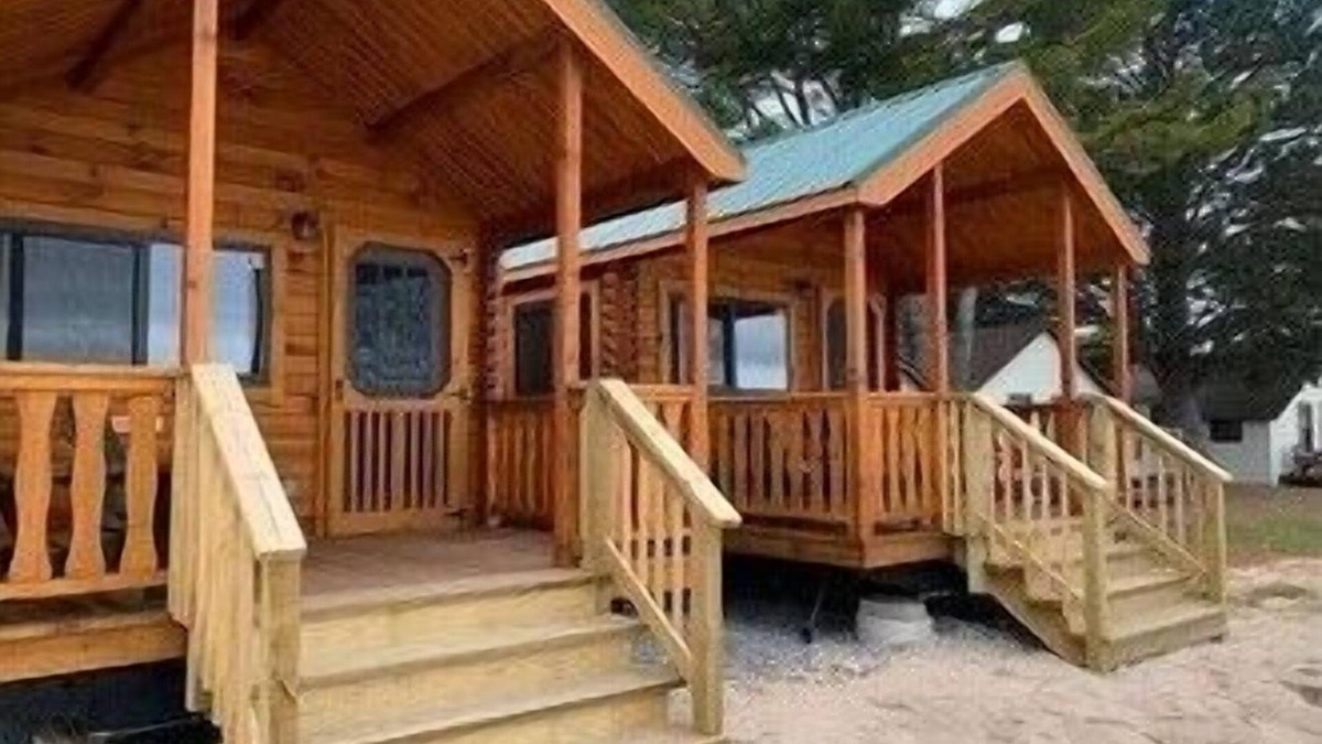 Mackinaw City Cabin | Mighty Mac Bridgeview Cabin 4