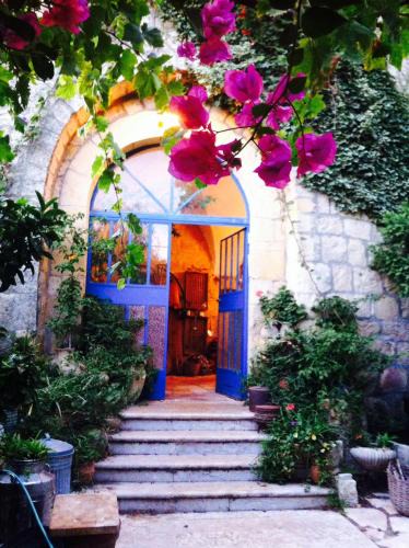 Abu Ghosh Hotel | Mikes Khan