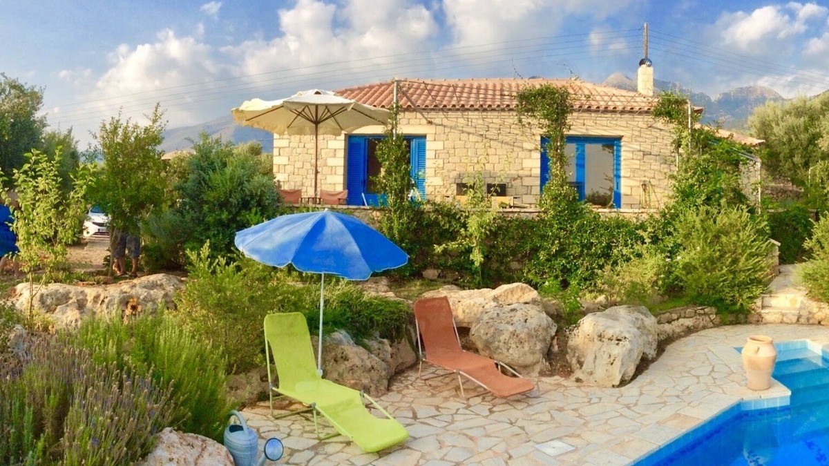 Kardamyli Villa | Mikros Pyrgos: All-season Getaway, Private Pool, Fabulous Sea & Mountain Views