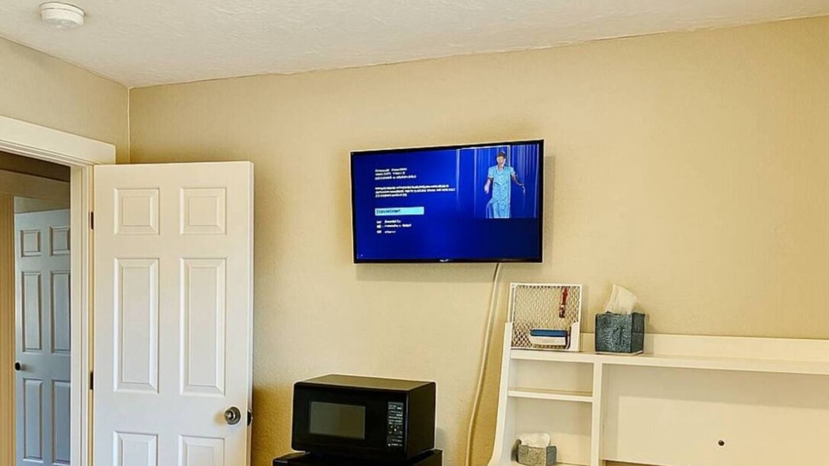 Milford House | Milford Queen Room l Fast Wi-Fi, AC, Parking – Near Hospital & I-495