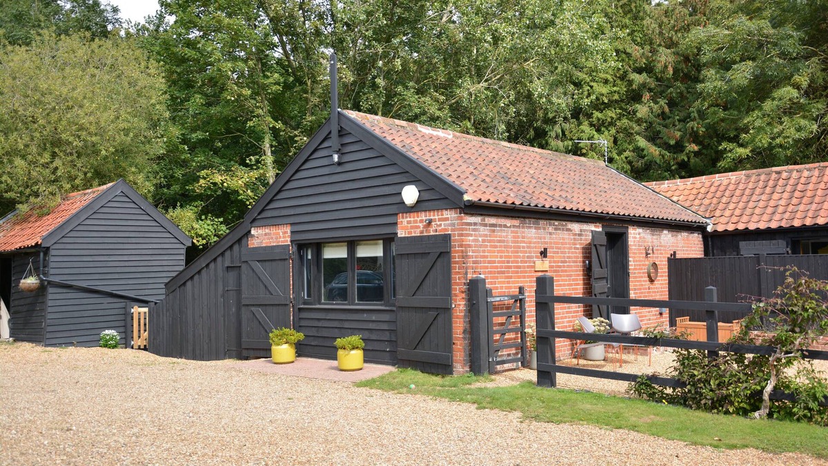 Halesworth Cottage | MILK PARLOUR, pet friendly, with a garden in Halesworth