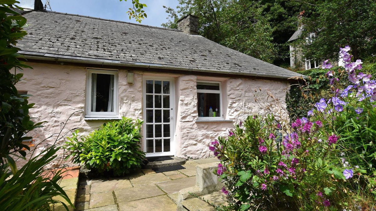 Fishguard House | MILKWOOD COTTAGE, pet friendly, country holiday cottage in Fishguard